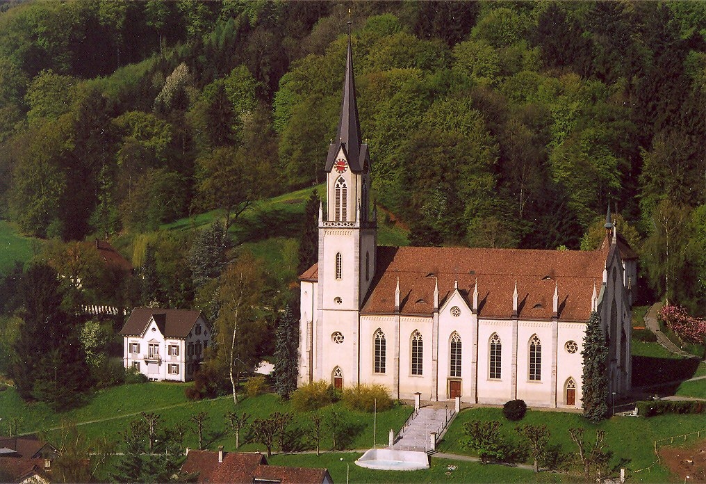 Die katholische Kirche Villmergen, aufgenommen Ende April 2005 vom Dach des Silos der Dambach AG.
