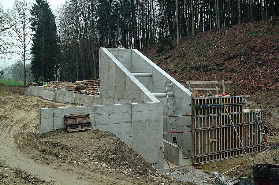 Das Einlaufbauwerk im Rohbau am 9. Dezember 2004.
