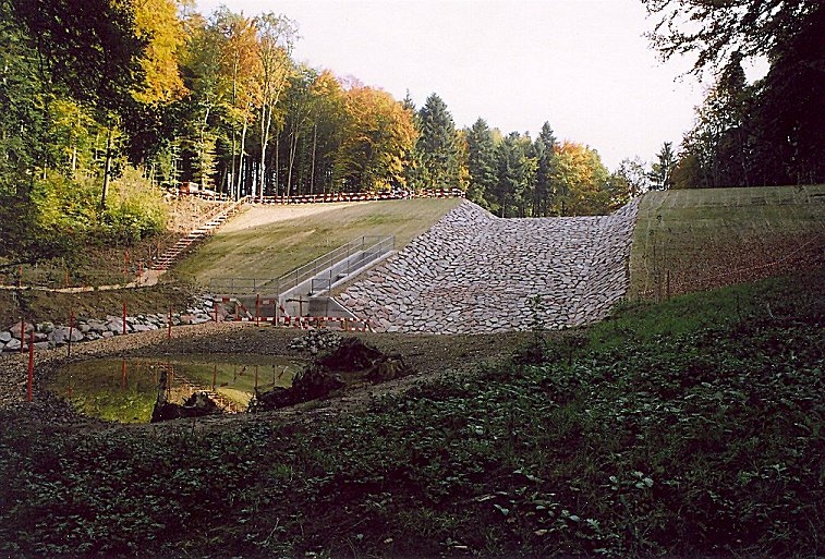 Das Hochwasserrückhaltebecken Drachtenloch am Tag vor der Einweihung talseitig.