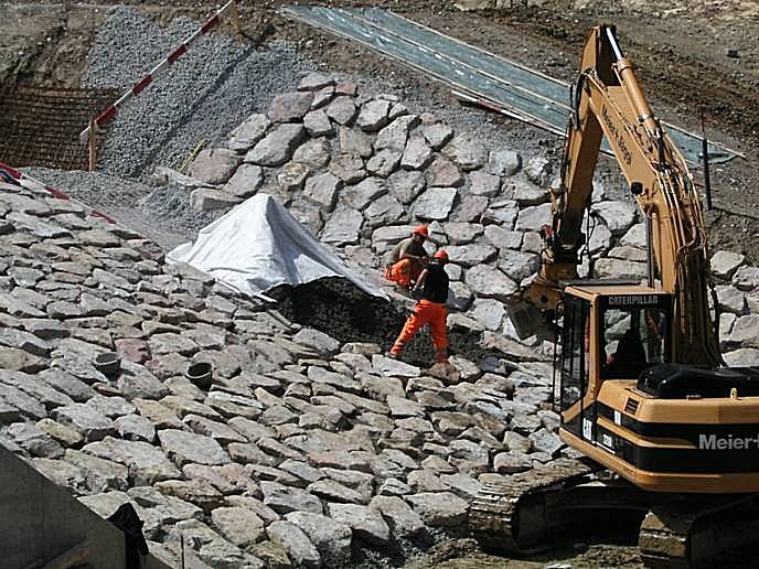 Arbeiten an der Hochwasserrinne am 16. Juni 2005.