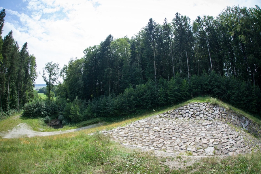 Das fertiggestellte Hochwasserrückhaltebecken "Drachtenloch" am Hinterbach.