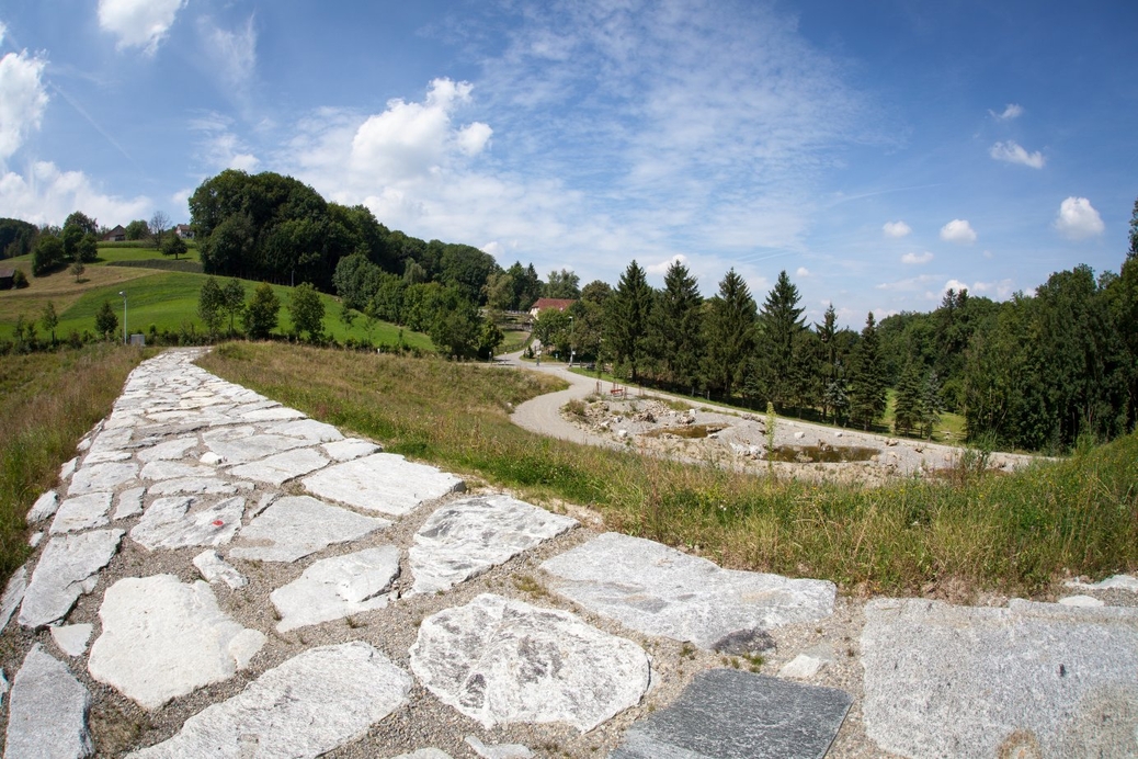 Das fertiggestellte Hochwasserrückhaltebecken "Schloss" am Erusbach mit dem angelegten Biotop.