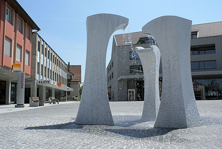 Das Wasserspiel auf dem neuen Dorfplatz.