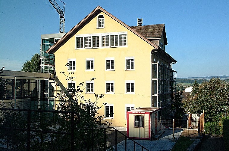 Die Umbauarbeiten im alten Gemeindehaus haben begonnen. Wir dürfen damit rechnen, dass sie bereits im März 2005 abgeschlossen sein werden.