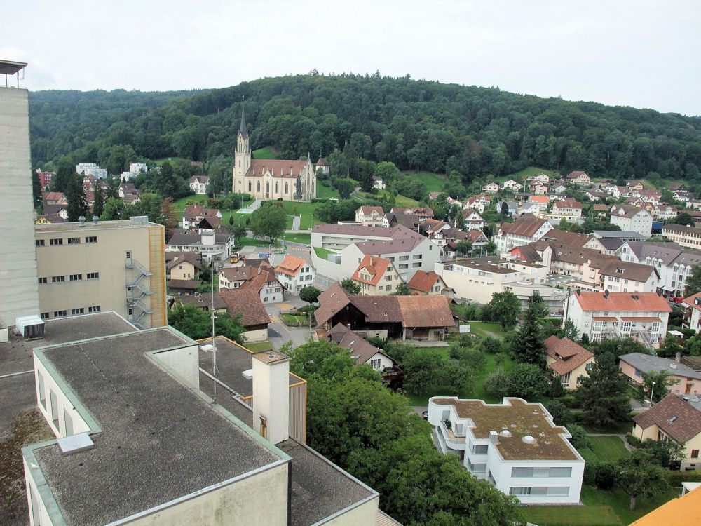 Das Dorfzentrum, überragt von der schönen katholischen Pfarrkirche Peter & Paul. Links neben der Kirche das Quartier Bierkeller. Oberhalb der Kirche die Weiermatt.