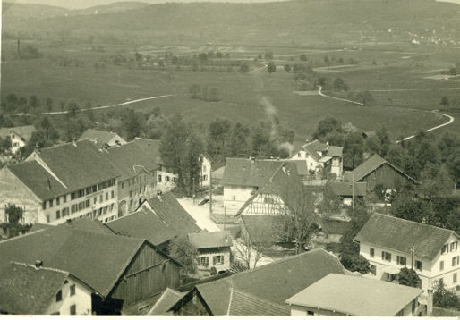 Dorfansicht um 1910 mit Linden.