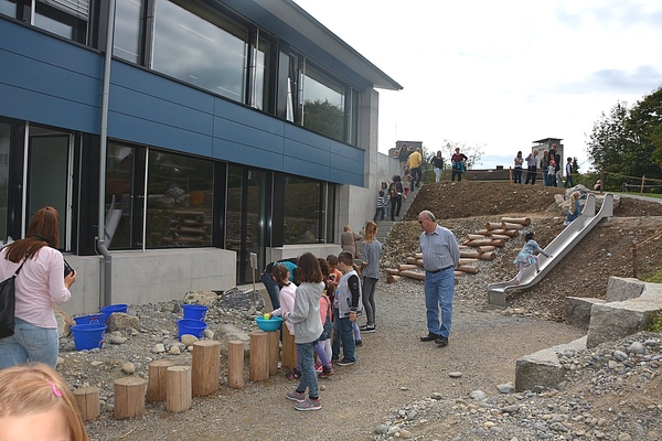 Der erweiterte Kindergarten Bündten verfügt über grosse, natürlich gestalteten Spielplätze.