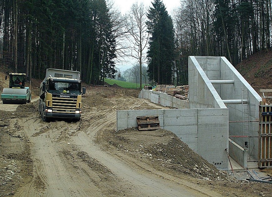 Die Aufschüttungsarbeiten auf der Ostseite sind in vollem Gange.
