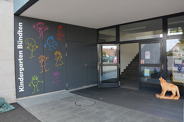 Der neugestaltete Eingang zum erweiterten Kindergarten Bündten.