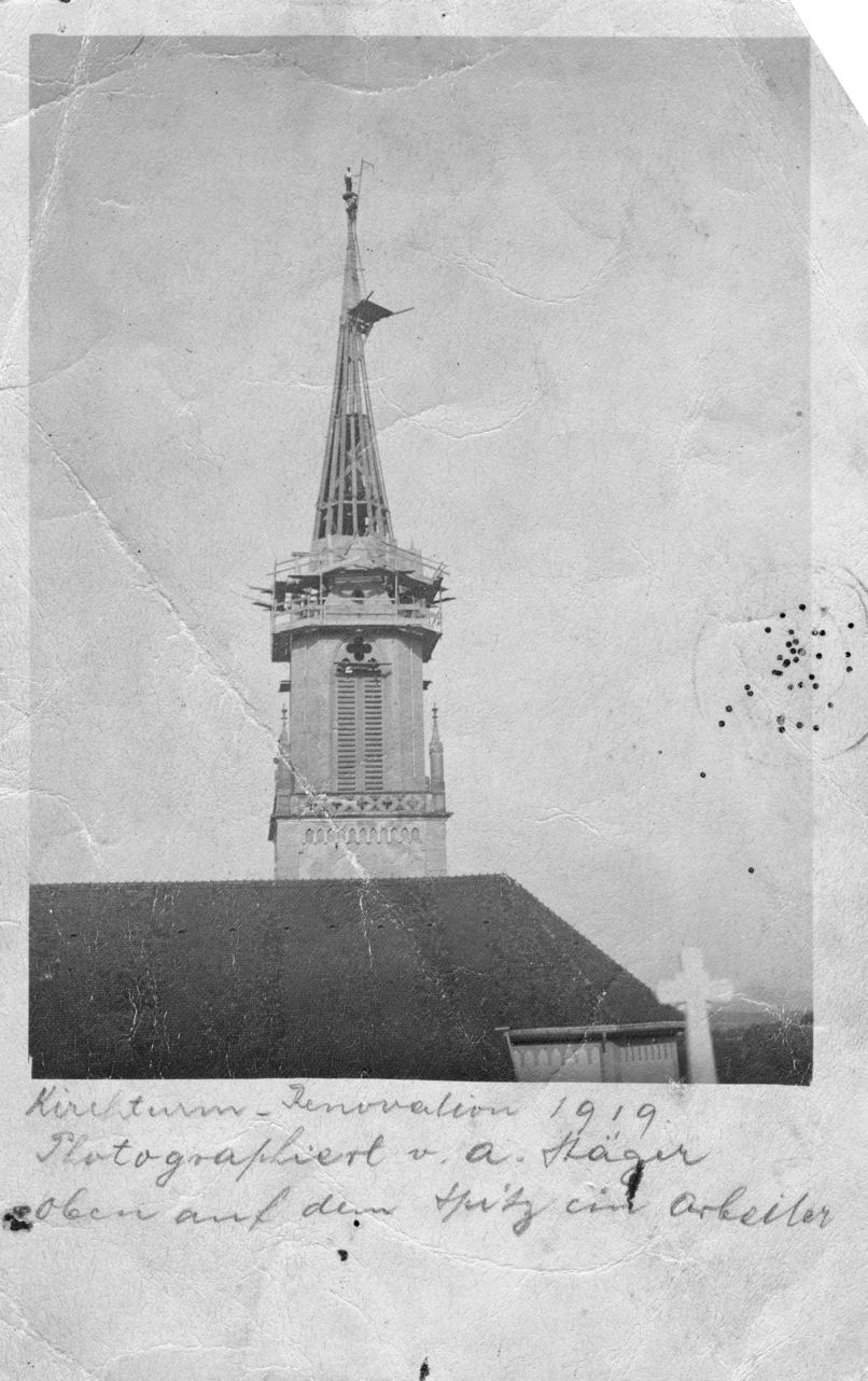 Kirchturmrenovation 1919 mit Arbeiter auf der Spitze.