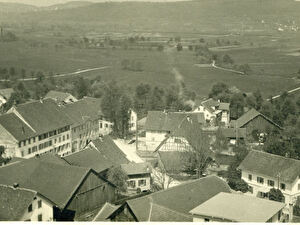 Dorfansicht um 1910 mit Linden.