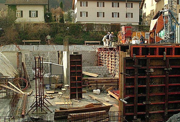 Die Wände für das Untergeschoss des Erweiterungsbaus wachsen.
