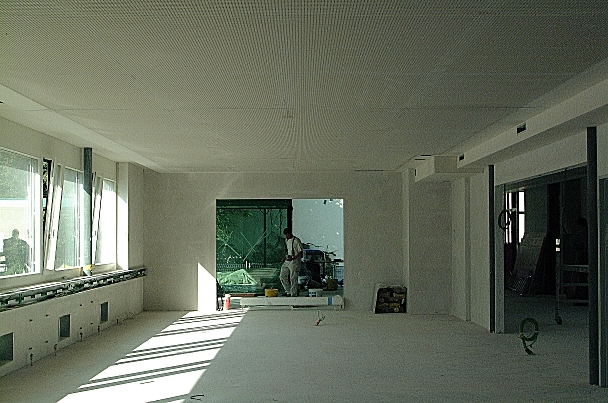 Der Blick am 17. Juli 2004 vom Innern des Büros Einwohnerkontrolle zum Empfang.