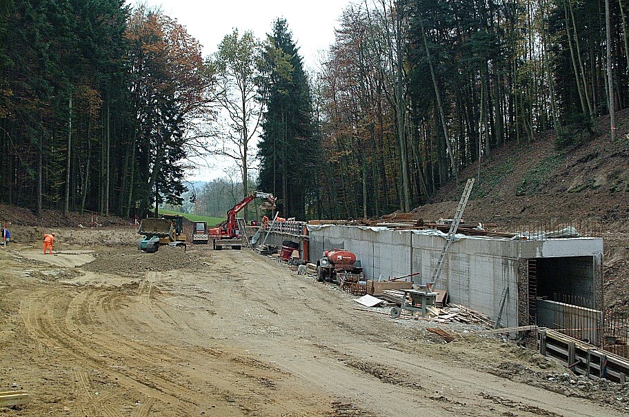 Das Bauwerk Mitte November 2004.