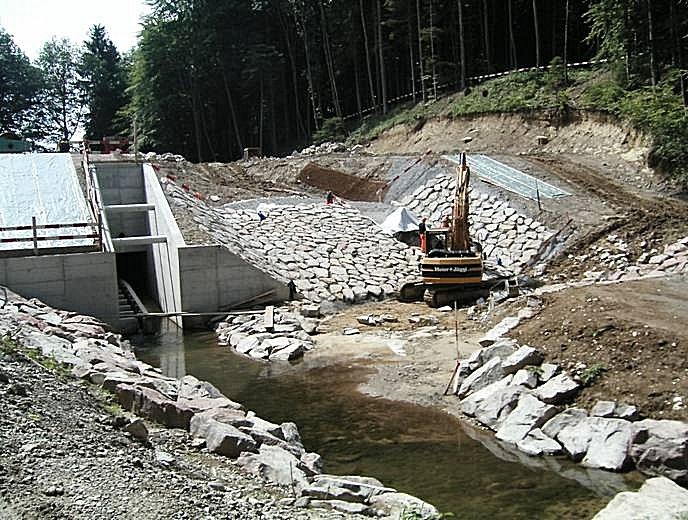 Arbeiten an der Hochwasserentlastungsrinne.