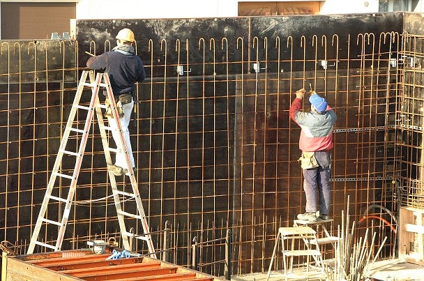 Bauarbeiter bei Armierungsarbeiten für die Aussenmauern des Obergeschosses Erweiterungsbau (3. Februar 2004).