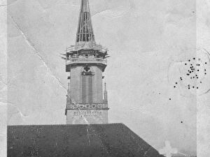 Kirchturmrenovation 1919 mit Arbeiter auf der Spitze.