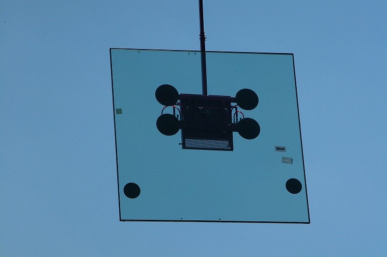 Montage der Glaselemente für den Treppenhaus-/Liftturm.