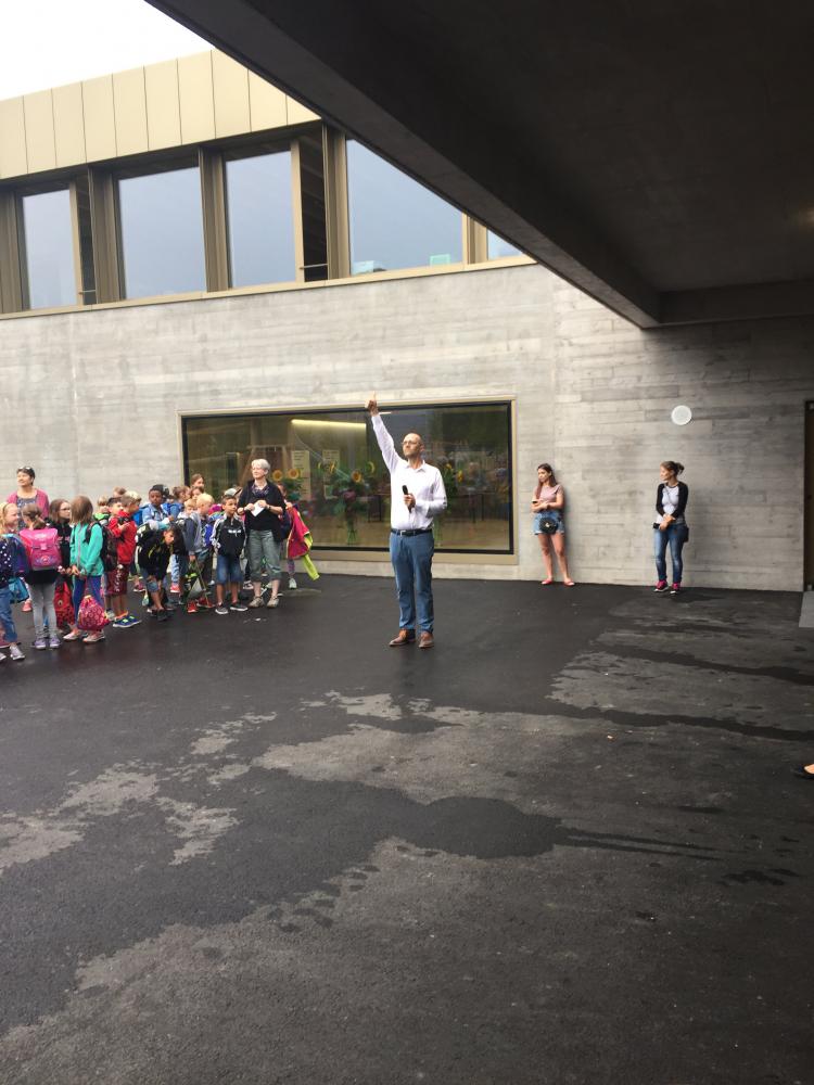 Die moderne Schulanlage Mühlematten von oben. Die Photovoltaikanlage liefert Strom für etwa 38 Einfamilienhäuser mit Wärmepumpe/Warmwassererwärmer.