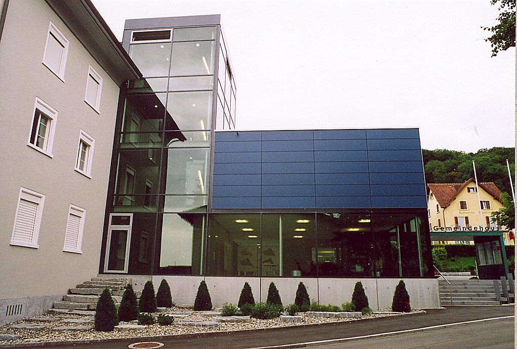 Die Fassade der Gemeindehauserweiterung von der Schulhausstrasse her gesehen.