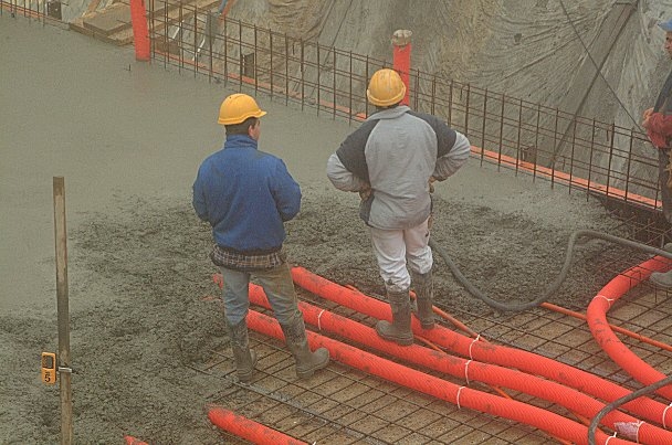 Leitungen und Armierungseisen verschwinden im Beton.