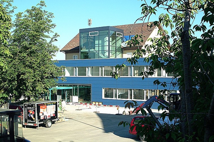 Der Erweiterungsbau am 29. Juli 2004. Ende August muss er bezugsbereit sein. Dann wird ihn die Gemeindeverwaltung beziehen und dort eng zusammenrücken, damit der Umbau des alten Gemeindehauses in Angriff genommen werden kann.