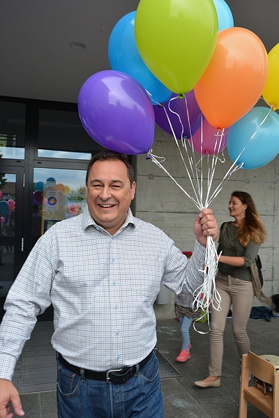 Gemeinderat Renato Sanvido feut sich über den gelungenen Erweiterungsbau.