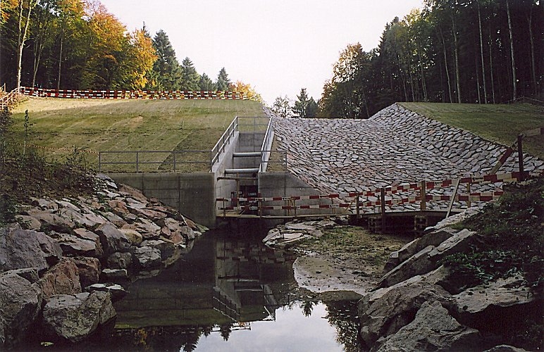 Eine weitere Ansicht des Hochwasserrückhaltebeckens, von der Talseite her betrachtet.