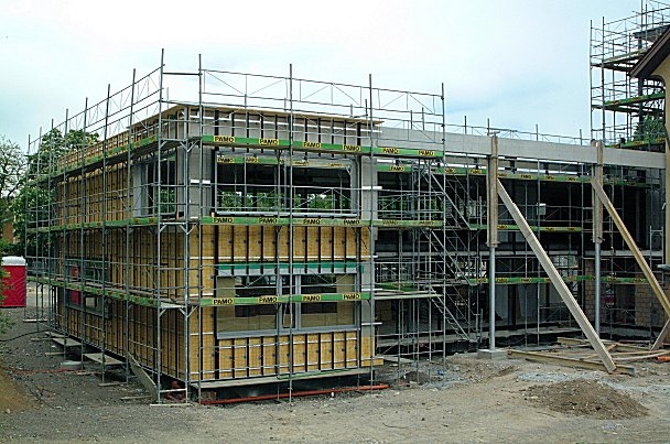 Der Erweiterungsbau ist so weit gediehen, dass dessen Fassaden in der Unterkonstruktion fertig gestellt sind. Die Fassadenverkleidung wird nächste Woche montiert. Die Firma Ziltener erstellt dann auch die Pfosten-Riegel-Konstruktionen, so dass bis Mitte Mai - mit Ausnahme des Treppenhaus-/Liftturms sowie Eingangsbereichs - die gesamte Aussenhülle verglast ist. 14 Tage später erhalten dann auch noch Turm und Eingang ihre Verglasung. In der 1. und 2. Maiwoche baut man auf dem Hauptdach den Dachbelag ein. Ab dem 10. Mai nehmen die Handwerker den Innenausbau in Angriff.