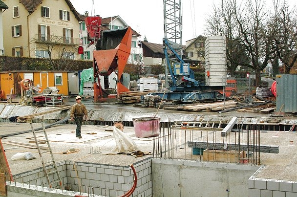 Die Deckenschalung für das Untergeschoss des Erweiterungsbaus ist eingebaut.