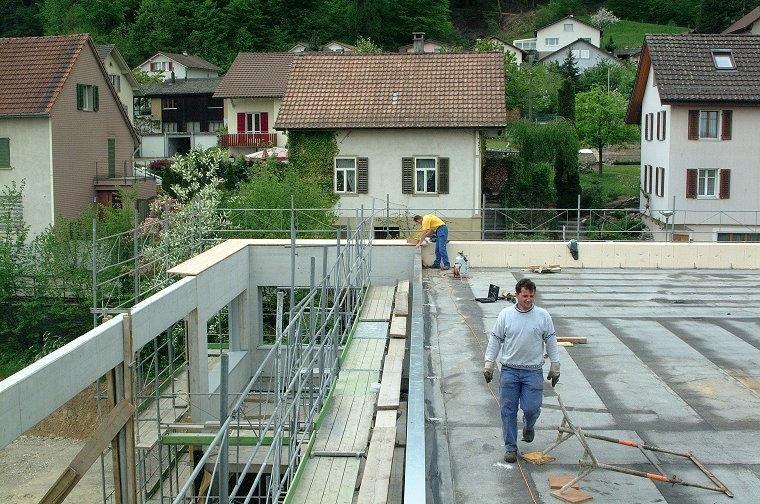 Arbeiten auf dem Flachdach des Erweiterungstrakts.