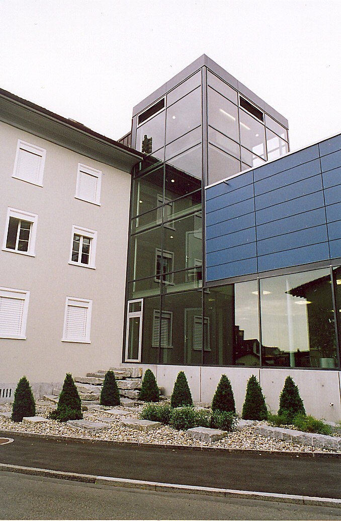 Der Treppenhausturm der Gemeindehauserweiterung.