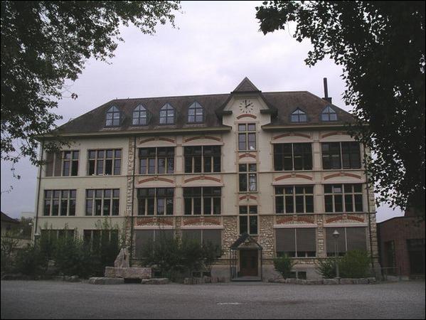 <LINK https://www.schoeftland.ch/ortsplan/c/646355/239713>* Bezirksschulhaus im Ortsplan anzeigen *</LINK>