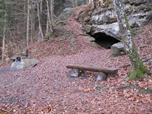 Hügeliloch - Feuerstelle und Höhle