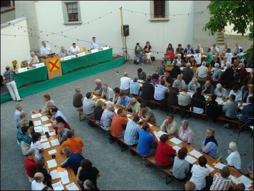 Open-Air-Gemeindeversammlung im Schlosshof