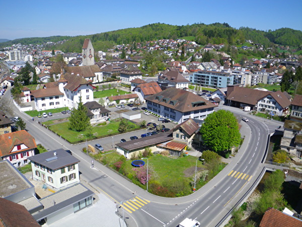 Schloss, Kirche - Dorfzentrum; Foto ab Baukran