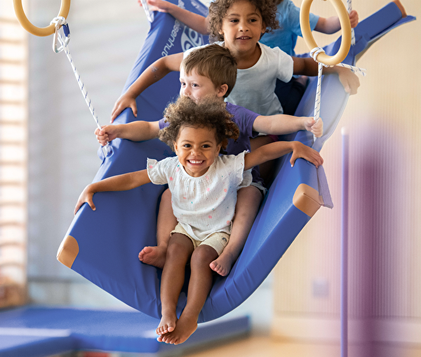 Kinder auf Matte-/Ring-Schaukel; Symbolbild