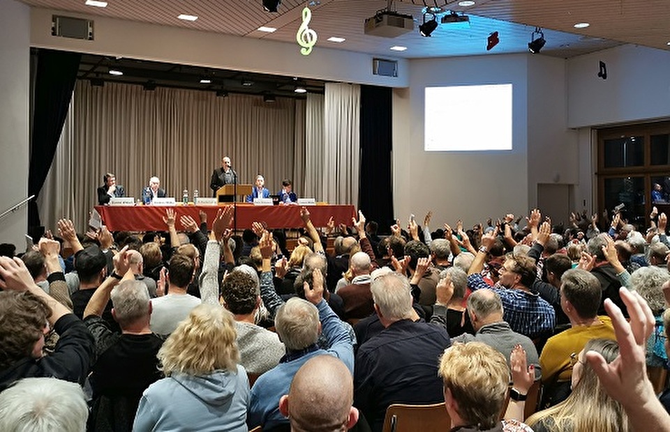 Gemeindeversammlung in der Aula der Bezirksschule