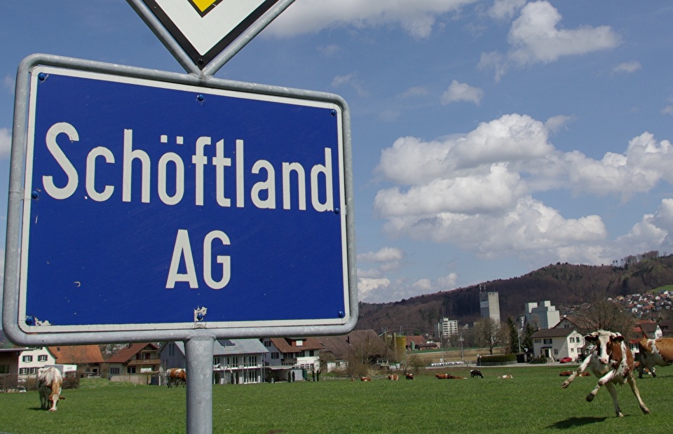 Schöftland - Dorfeingang-Verkehrsschild mit bewegter Kuh