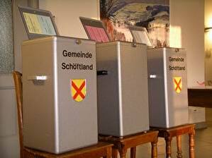 Wahl- und Abstimmungsurnen im Abstimmungslokal (Schloss)