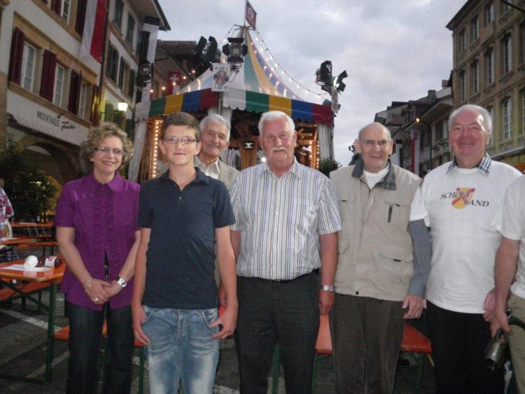 Unsere Gewinner! (v.l.) Renata Keppler, Oliver Lardon, Alois Roos, Bruno Haus, Ersatzjasser Otto Bollinger mit Gemeindeammann Hans Müller