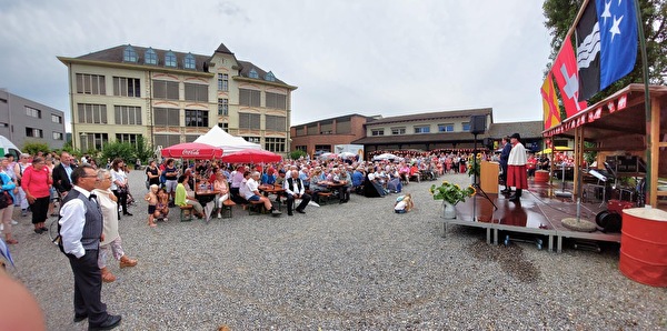 Bundesfeier Schöftland; Symbolbilder mit Flaggen/Ansprache, Festplatz