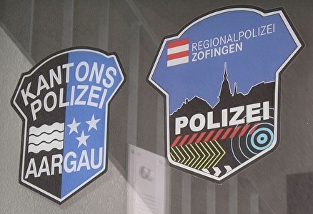 Schilder der Kantonspolizei sowie der Regionalpolizei