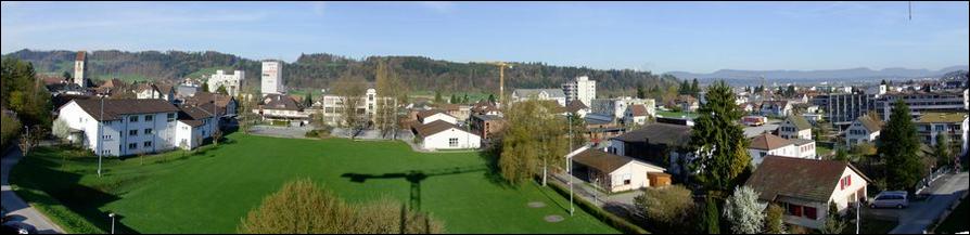 Die Schöftler Schulanlagen liegen zentral inmitten des Dorfes; Sekundar-/Primarschulhaus, dahinter altes Schulhaus, Bezirksschule mit Aula, Turnhalle sowie Kochschule, Sporthalle und Kindergarten Dorf (v.l.n.r.) - im Vordergrund die Turnwiese und der Trockenplatz.