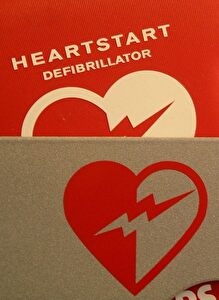 Defibrillator (AED) - Symbol auf Gerät