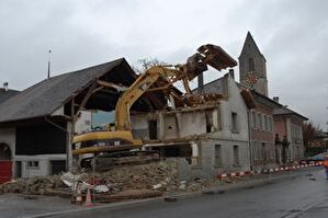 Gebäudeabbruch Dorfstrasse - Eckgebäude Schlossgarten