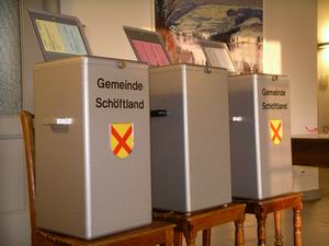 Wahl- und Abstimmungsurnen im Foyer des Schlosses