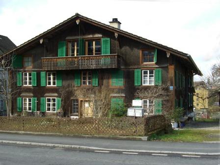 Haus beim Brunnen