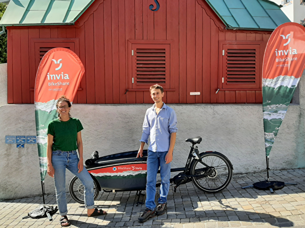 Erfreut präsentieren Simon Wahl, Geschäftsleiter Pro Velo Graubünden und Gemeinderätin Barbara Meier das neue Cargovelo.
