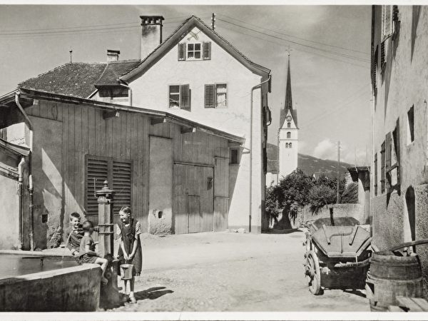 Kinder am Hartmannsbrunnen an der Löwengasse – eine der fast 200 Foto-Postkarten aus der Sammlung Stäubli.